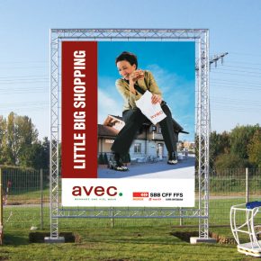 Megaposter mit freistehendem Lift-System